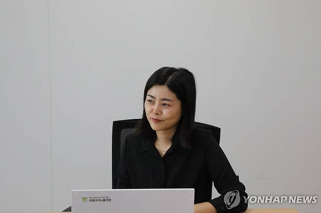 연합뉴스와 인터뷰 중인 윤미숙 교사노조연맹 부위원장 [김연수 촬영]