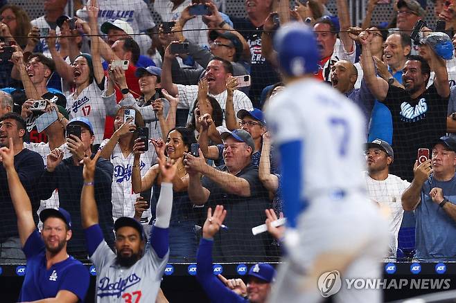 오타니 홈런 촬영하는 야구팬들 [AFP=연합뉴스]