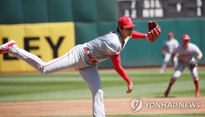 선발 데뷔 오타니 (오클랜드=연합뉴스) 김승두 기자 = 2일 오전(한국시간) 미국 캘리포니아주 오클랜드 알라 메다 콜로세움경기장에서 열린 '2018 메이저리그' 오클랜드 애슬레틱스와 LA 에인절스와의 경기에 선발 출전한 오타니 쇼헤이가 공을 던지고 있다. 2018.4.2 kimsdoo@yna.co.kr