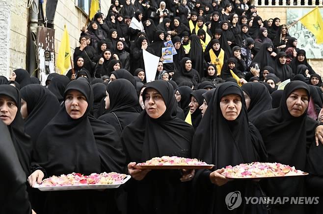 '삐삐 폭발' 사망자 장례식 참석한 여성들 (베이루트 EPA=연합뉴스) 18일(현지시간) 레바논 수도 베이루트 남부 지역에서 거행된 무선호출기(삐삐) 동시다발 폭발 사건 사망자들의 장례식에 검은 옷을 입은 여성들이 참석해 있다. 2024.09.19 passion@yna.co.kr