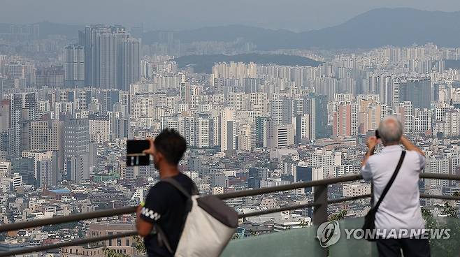 서울 남산에서 바라본 아파트 단지 [연합뉴스 자료사진]