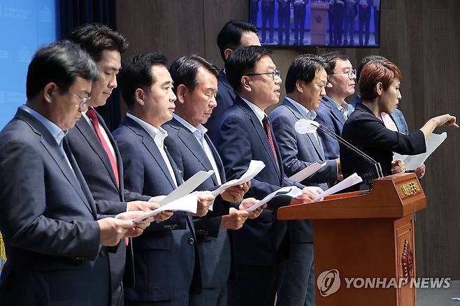 고려아연 적대적 인수·합병 반대 (서울=연합뉴스) 김주성 기자 = 국민의힘 사무총장인 서범수 의원이 20일 오전 서울 여의도 국회 소통관에서 고려아연에 대한 사모펀드의 적대적 인수·합병(M&A) 시도에 대한 우려와 반대 입장을 밝히고 있다. 2024.9.20 utzza@yna.co.kr