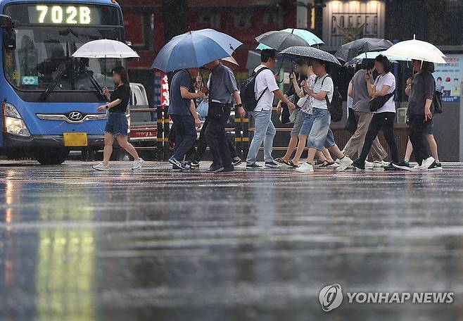 비 시작 (서울=연합뉴스) 이지은 기자 = 전국적으로 비가 내린 20일 서울 중구 숭례문 인근에서 시민들이 우산을 쓴 채 이동하고 있다.  2024.9.20 jieunlee@yna.co.kr