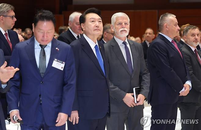 윤석열 대통령, 한·체코 비즈니스포럼 참석 (프라하=연합뉴스) 진성철 기자 = 윤석열 대통령이 20일(현지시간) 체코 프라하 시내 한 호텔에서 열린 한·체코 비즈니스포럼에 페트르 파벨 체코 대통령과 함께 자리하고 있다. 2024.9.20 zjin@yna.co.kr