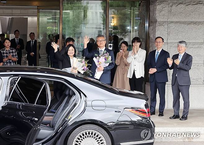 이은애 헌법재판관 퇴임식 (서울=연합뉴스) 이은애 헌법재판관이 20일 서울 종로구 헌법재판소에서 열린 퇴임식에서 차에 오르기 전 손을 흔들고 있다. 2024.9.20 [헌법재판소 제공. 재판매 및 DB 금지] photo@yna.co.kr