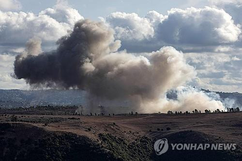 이스라엘군의 공습으로 연기가 피어오르는 레바논 남부 알만 알슈마리야 접경 지역 [AFP=연합뉴스]