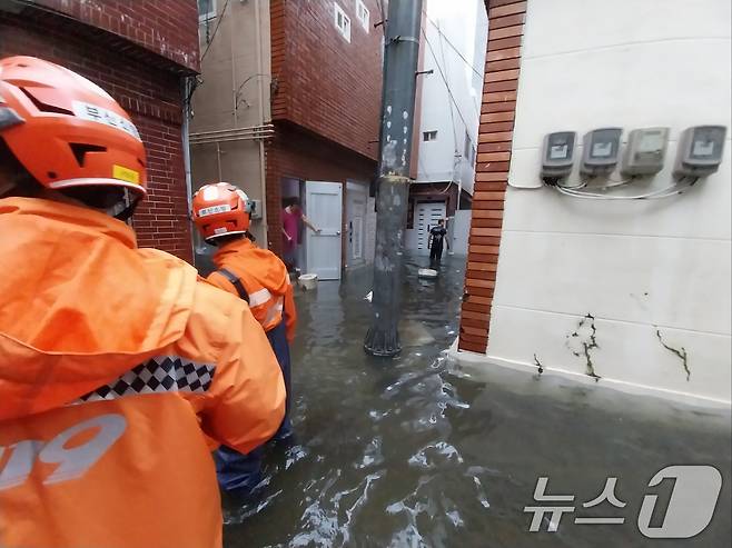 21일 오전 부산 부산진구 한 주택가 골목이 집중호우로 인해 물에 잠겨 있다. (부산소방재난본부 제공) 2024.9.21/뉴스1 ⓒ News1 윤일지 기자