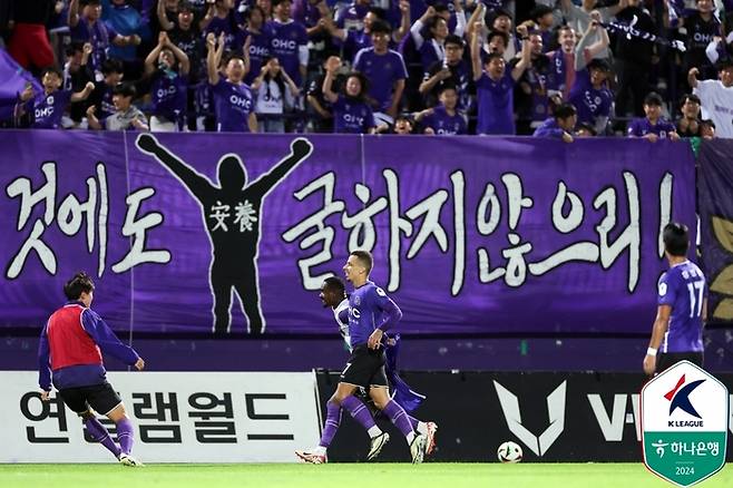 안양 야고(가운데)가 21일 안산전에서 득점 후 기쁨을 나누고 있다. 사진 | 한국프로축구연맹