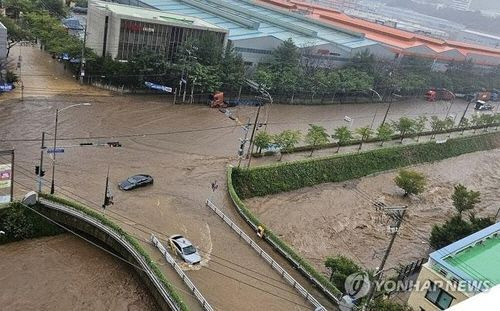 물에 잠긴 부산 강서구 도로. [이미지출처=연합뉴스]