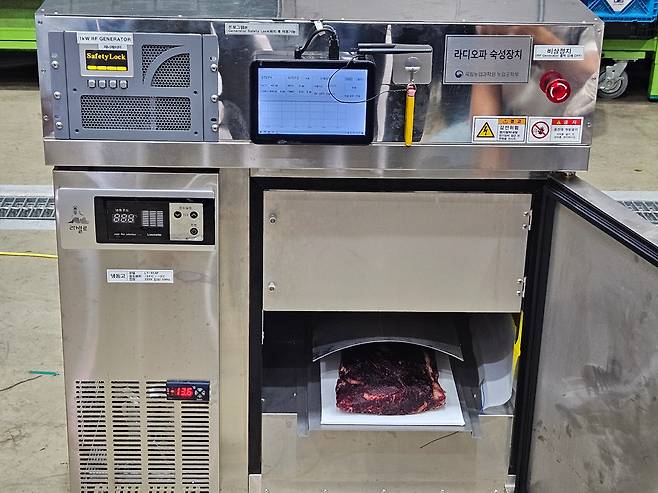 지난 5일 농진청 국립농업과학원에서 개발한 라디오파 숙성 장치에서 숙성을 마친 소고기 모습. /김민정 기자