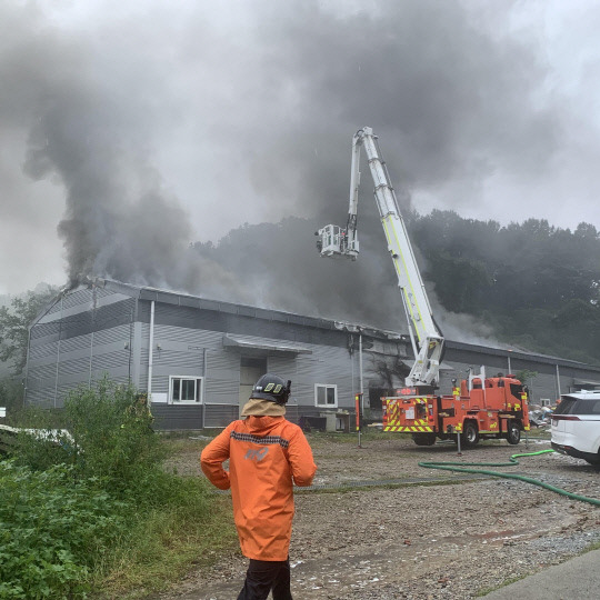 21일 오전 10시 50분쯤 세종 연동면 한 공장에서 불이 나 소방대원들이 진화 작업을 벌이고 있다. 세종소방본부.