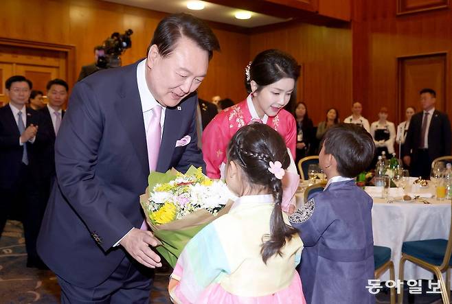 체코를 2박 4일 순방 중인 윤석열 대통령과 김건희 여사가 20일(현지시간) 오후 체코 프라하 시내의 한 호텔에서 열린 동포 만찬 간담회에서 화동의 꽃다발을 받고 있다. 프라하=송은석 기자 silverstone@donga.com