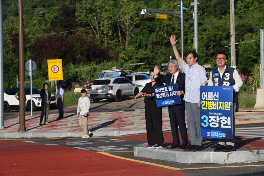 조국 조국혁신당 대표와 장현 영광군수 예비후보가 19일 오전 전남 영광군 홍농읍 거리에서 출근길 시민들에게 지지를 호소하고 있다. 연합뉴스