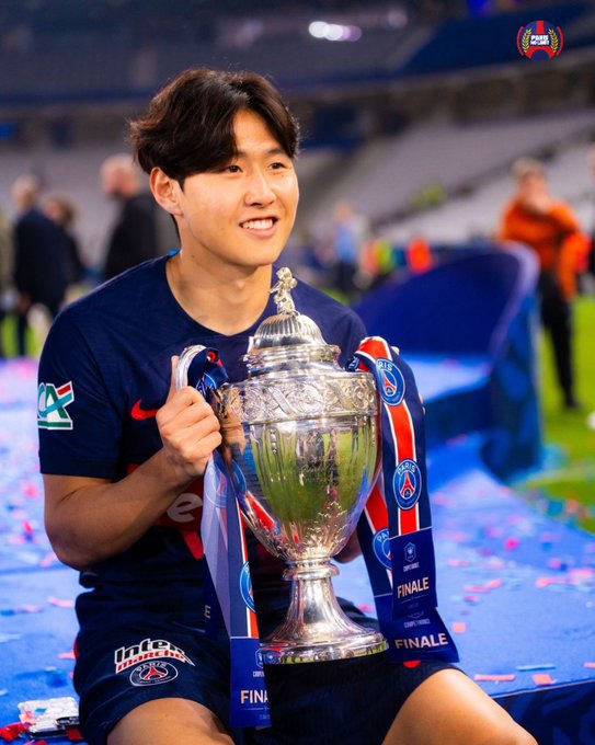 사진=파리 노 리밋. 프랑스 매체 '르 파리지앵'은 "실제로, 이강인은 PSG 라커룸 내 유명인 중 하나다. 믹스트존과 인터뷰에선 수줍어하고 몇 마디만 하는 모습이지만, PSG 라커룸 내에서는 동료들을 놀리고 유쾌하며 친근하게 행동한다"라고 전했다. 이어 "파리에서의 첫 달은 쉽지 않았지만, 뛰어난 유머감각으로 모든 팀원들과 빠르게 친해졌다. 이는 2023년 네이마르와 빠르게 인연을 맺은 것에서도 잘 알 수 있으며 현재 아센시오, 하키미, 뎀벨레 등과 두터운 친분을 유지하고 있다. 아센시오는 이강인에게 발전에 도움이 되는 조언을 많이 해주면서 이강인의 '형님'이 되기도 했다"라고 덧붙였다.