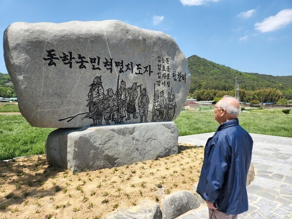 무안군 몽탄면 다산리 차뫼마을 입구에 세워진 김응문·김효문·김자문 삼형제와 김응문의 아들 김여정 현창비. 김용희 기자