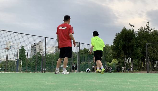 2021년 5월 풋살을 시작한 뒤, 종종 축구광인 아빠(왼쪽)와 함께 기본기 훈련을 하곤했다. 이날은 슈팅 위주로 연습을 했다.