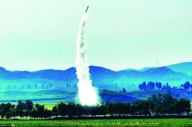 북한 미사일총국이 지난 19일 고중량 재래식 탄두를 장착한 신형 단거리탄도미사일(SRBM) 시험발사에 성공했다고 밝혔다. 조선중앙통신 연합뉴스