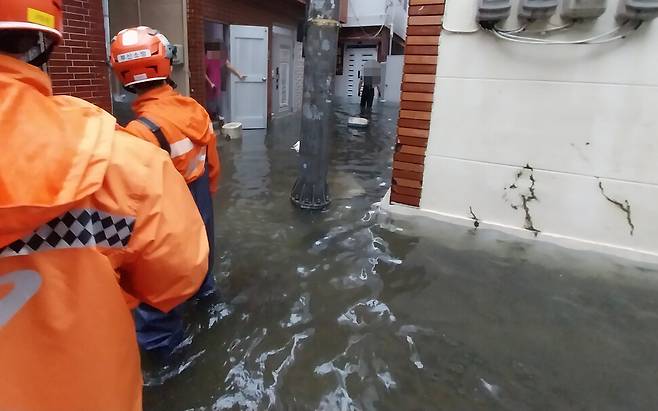 1일 오전 부산 부산진구 범천동 한 마을 골목이 폭우로 사람의 무릎 높이까지 물에 잠겨 있다. 부산소방제공. 연합뉴스