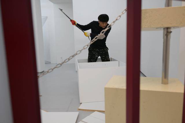 10일 서울 성동구 연무장길에 한 팝업스토어가 6일간의 운영기간을 끝내고 철거하고 있다. 최주연 기자