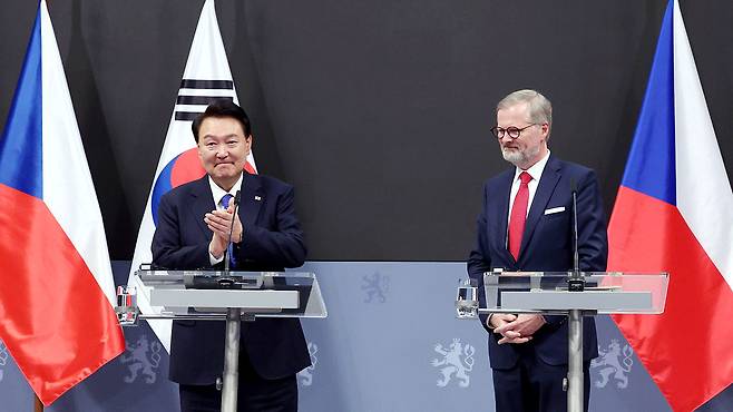 한-체코 공동언론발표 뒤 박수치는 윤석열 대통령 [사진제공 : 연합뉴스]