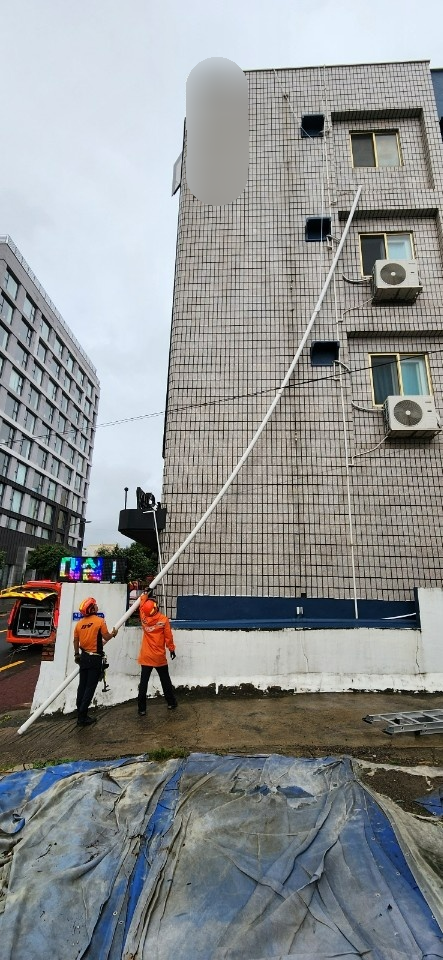 이날 오후 4시 10분께 서귀포시 서귀동에서 강풍에 파손된 건물 배관을 철거하는 모습. (제주소방안전본부 제공)