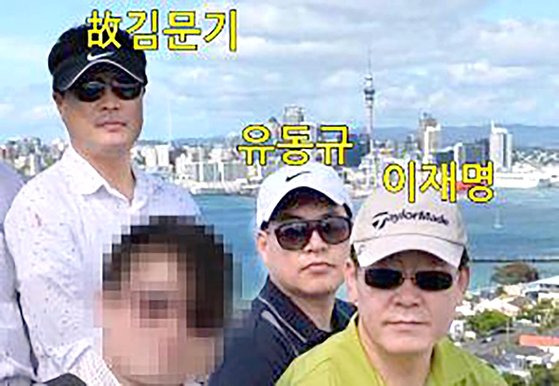 이재명 더불어민주당 대표가 2015년 성남시장 당시 김문기 성남도시개발공사 개발1처장과 함께 찍은 사진. 중앙포토