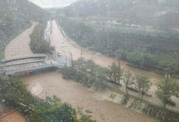 21일 오전 부산 강서구 지사동 일대 도로가 폭우로 인해 물에 잠겨 있다. 연합뉴스