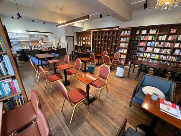 서울 마포구 북카페 ‘IVP 북카페 산책 x 일용할 커피’ 모습.