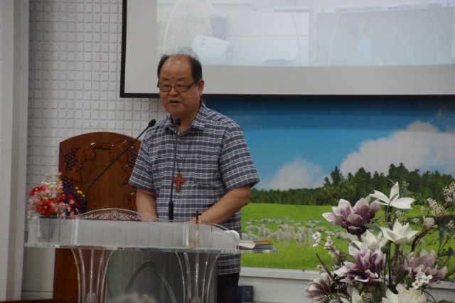 이건재 강변교회목사가 지난 11일 부산 강서구 순복음강변교회에서 열린 이경은 목사 초청 성경세미나에서 인사말을 하고 있다. 이 목사는 이경은 목사를 “성령을 의지하는 분, 말씀에 매여 말씀대로 살아가고 실제로 섬기고 헌신하는 부분이 타에 추종을 불허할 만큼 모범적 목사다”고 소개했다.