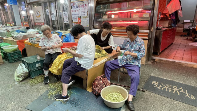 전통시장 상인의 말벗이자 또 다른 동료가 되는 단골들. 최조순 여사는 시장 일도 내 일처럼 돕는 자칭 파주문산자유시장 홍보대사다. 금유진기자