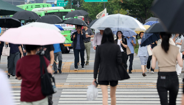 21일 전국 대부분 지역에 강하고 많은 비가 내릴 것으로 예상된다. 사진은 지난 13일 서울 광화문네거리 우산을 쓰고 다니는 시민들의 모습. /사진=뉴스1