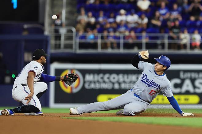 미국프로야구(MLB)에서 활약하는 일본 야구스타 오타니 쇼헤이가 18일(현지시간) 플로리아주 마이애미 론디포 파크에서 열린 2024 메이저리그 마이애미 말린스와의 원정 경기에서 1회 초 안타를 치고 나간 뒤 2루를 훔치고 있다. [연합]