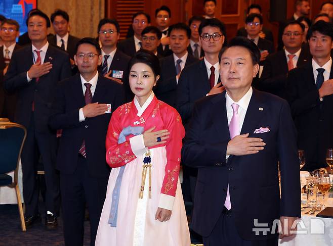 [프라하=뉴시스] 조수정 기자 = 윤석열 대통령과 부인 김건희 여사가 20일(현지시각) 프라하 시내 한 호텔에서 열린 체코 동포 만찬 간담회에서 국기에 경례하고 있다. 2024.09.21. chocrystal@newsis.com