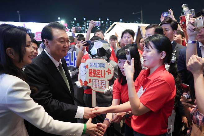 [부산=뉴시스] 윤석열 대통령과 부인 김건희 여사가 14일 부산 해운대구 영화의전당에서 열린 2023 청년의 날 기념식을 마친 뒤 행사 부스 관계자들과 인사하고 있다. (사진=대통령실 제공) 2023.09.14. photo@newsis.com *재판매 및 DB 금지