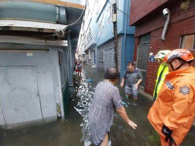 [부산=뉴시스] 권태완 기자 = 호우경보가 발효된 21일 오전 부산 부산진구의 한 주택가 일대가 집중호우로 침수됐다. (사진=부산소방재난본부 제공) 2024.09.21. photo@newsis.com *재판매 및 DB 금지