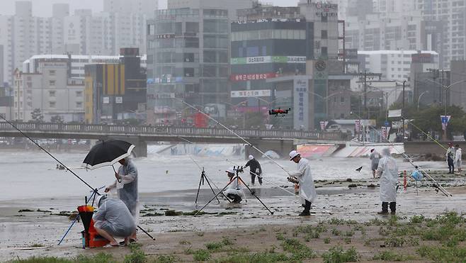 21일 경북 포항시 북구 영일대 해수욕장 일대에서 열린 '2024 전국 드론 낚시 & 축구 대회'에서 참가자들이 드론낚시를 하고 있다. 포항=남정탁 기자