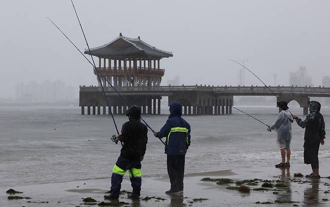 21일 경북 포항시 북구 영일대 해수욕장 일대에서 열린 '2024 전국 드론 낚시 & 축구 대회'에서 참가자들이 드론낚시를 하고 있다. 포항=남정탁 기자