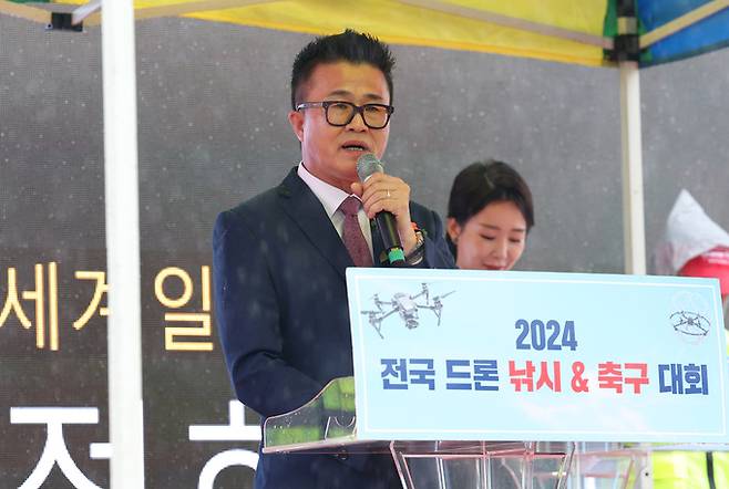 정희택 세계일보 사장이 21일 경북 포항시 북구 영일대 해수욕장 일대에서 열린 '2024 전국 드론 낚시 & 축구 대회'에서 대회사를 하고 있다. 남정탁 기자