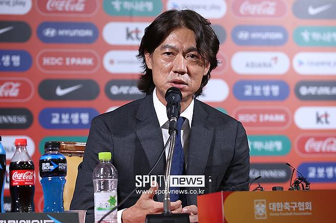 ▲ 홍명보 감독은 지난 2013년 6월 최강희&nbsp;전 감독 후임으로 대표팀 지휘봉을 잡았다. 2014 브라질 월드컵에서 1무 2패로 조별리그 탈락 후 비판 여론에 지휘봉을 내려놓았다. 이후 대한축구협회 전무이사를 거쳐 지난 2021년 울산HD 감독으로 선임됐고, 울산에서 K리그 2연속 우승을 달성하며 지도자로서 전성기를 구가했다.&nbsp;지도력을 다시 인정받으며 대표팀 감독으로 돌아온 홍명보 감독은 한국 축구 고유의 철학을 확립하는 걸 최우선으로 삼고 있다. ⓒ곽혜미 기자