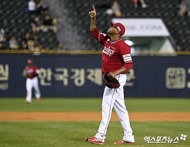 21일 오후 서울 송파구 잠실야구장에서 열린 '2024 신한 SOL Bank KBO리그' SSG 랜더스와 LG 트윈스의 경기, 4회말 수비를 마친 SSG 선발투수 엘리아스가 세리머니를 하고 있다. 엑스포츠뉴스 DB