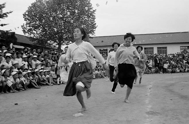 인천 주안초등학교 운동회에서 맨발로 달리기하는 어머니들. 1968년 [한치규 제공]