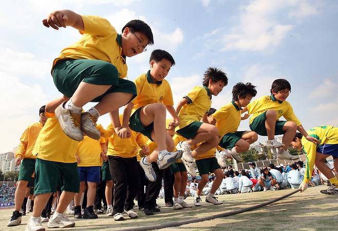 서울에서 열린 체육대회에서 어린이들이 장대 파도타기를 하고 있다. 2008년 [연합뉴스 자료사진]