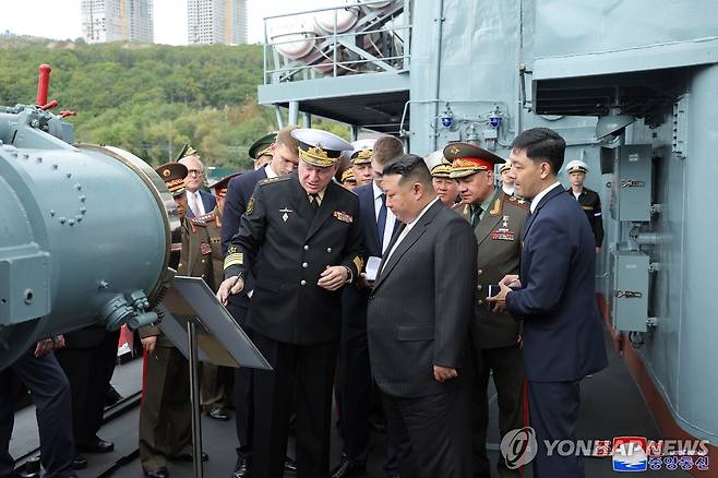 러시아 군함에 올라 설명 듣는 김정은 (블라디보스토크 EPA=연합뉴스) 러시아 블라디보스토크를 방문한 김정은 북한 국무위원장(가운데)이 16일(현지시간) 세르게이 쇼이구 국방장관(오른쪽 두 번째)과 함께 군함에 탑승해 니콜라이 예브메노프 해군 총사령관(가운데 왼쪽)의 설명을 듣고 있다. 이날 김 위원장은 어뢰 발사관과 RBU-6000 등 대잠 무기에 대한 설명을 들었다. [조선중앙통신(KCNA) 제공] 2023.09.18 besthope@yna.co.kr