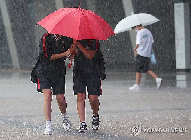 굵어진 빗줄기 (부산=연합뉴스) 강선배 기자 = 20일 오후 부산 해운대구 벡스코에서 우산을 쓴 학생들이 갑자기 굵어진 빗줄기에 힘겹게 걸어가고 있다. 2024.9.20 sbkang@yna.co.kr