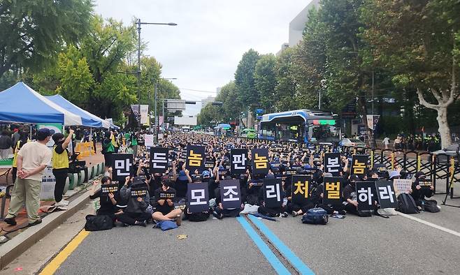 딥페이크 성착취물 엄벌 촉구 시위 (서울=연합뉴스) 홍준석 기자 = 여성혐오폭력규탄공동행동은 21일 오후 서울 종로구 마로니에공원 앞 도로에서 '딥페이크 성착취물 엄벌 촉구' 시위 벌이고 있다. 이날 집회에는 주최 측 추산 5천여명이 참가했다. 2024.9.21 honk0216@yna.co.kr