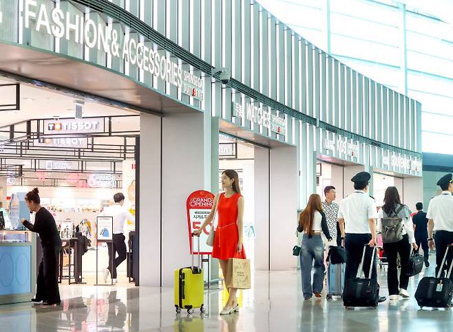 신세계DF가 지난 7일과 9일 인천공항 제2터미널 서편에 문을 연 복합패션매장과 뷰티 매장 ‘신세계 존’. (사진=신세계면세점)