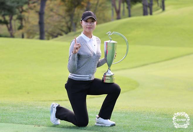 문정민이 KLPGA 투어 대보하우스디 오픈에서 프로 데뷔 첫 승을 거둔 뒤 트로피를 들고 포즈를 취하고 있다. (사진=KLPGA)