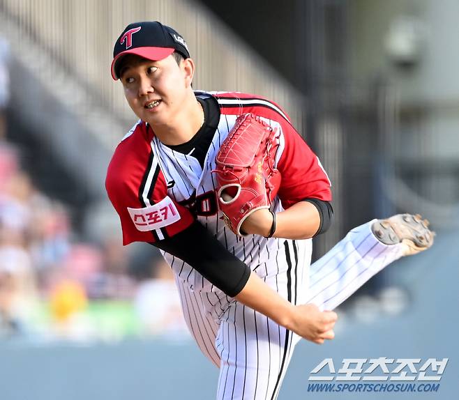 22일 잠실야구장에서 열린 두산과 LG의 경기, LG 유영찬이 역투하고 있다. 잠실=허상욱 기자 wook@sportschosun.com/2024.09.22/