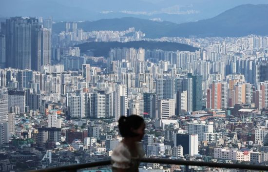 서울 남산에서 바라본 서울 시내 아파트 단지 모습. [이미지출처=연합뉴스]