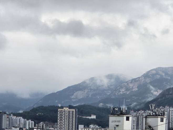 낮과 밤의 길이가 같아지는 추분(秋分)이자 일요일인 오늘(22일)은 전국이 대체로 흐리다가 저녁에 중부지방부터 점차 맑아지겠다.강원동해안·산지와 경북북동산지, 경북북부동해안은 밤까지, 제주도는 내일(23일) 새벽까지 비가 내리겠다. 서울, 오늘날씨, 내일날씨, 전국날씨, 주간날씨 ©bnt뉴스